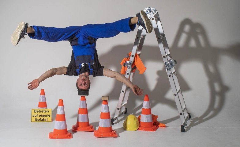 &ldquo;Die Baustelle steht Kopf&rdquo; &ndash; Akrobatik-Zirkus-Familien Show Billets